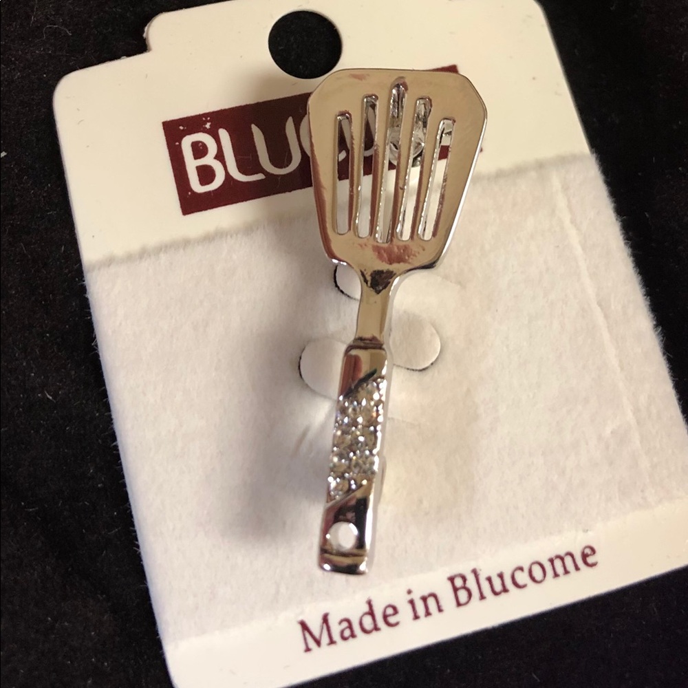 Rhinestone accented Silver spatula brooch